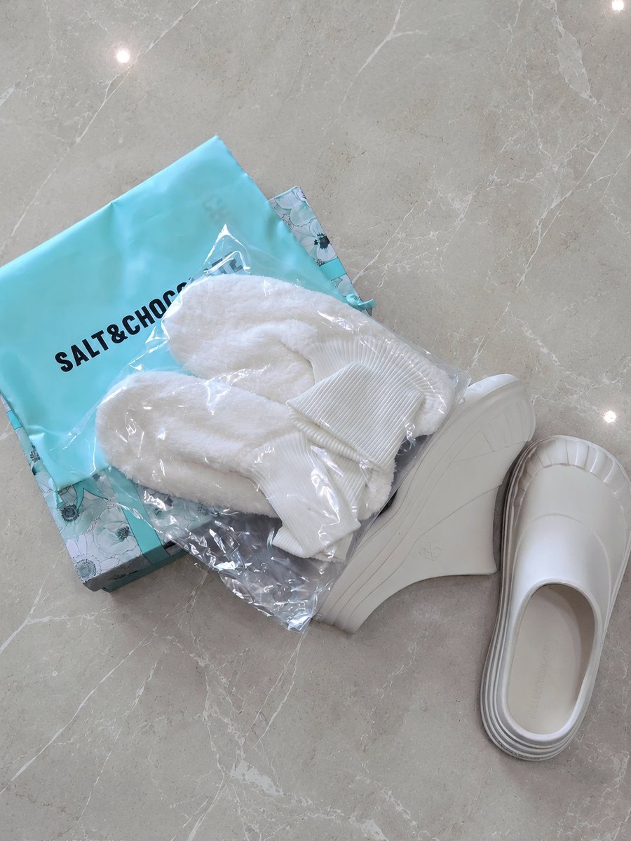 trash_tongeda's tweet photo. [제품제공] [체험단] @SALTANDCHOCO

이제서야 올려보는... 
솔트앤초콜릿 레이어 리커버리 클로그 솔직후기 ✨💖✨

뻔한 착샷 말고 가혹 테스트 기대하신다고 하셔서 출퇴근 지옥철이랑 동네 산책할 때 며칠 동안 진짜 문신 수준으로 매일 신고 다녔는데 착화감 미쳤어요 (⸝⸝⸝ᵒ̴̶̷̥́ ᵕ ᵒ̴̶̷̣̥̀⸝⸝⸝) 

사실 이런 클로그 종류 잘못 신으면 발바닥 불타는 느낌 나거나 너무 딱딱해서 발목 아픈 경우 많았는데
레이어 리커버리 클로그는 쿠션감이 막 흐물거릴 정도로 엄청 말랑한 것도 아니고 딱 적당하고 쫀쫀하게 발을 지탱해 주는 느낌이라 오래 걸어도 발 피로도가 진짜 적어요!!

또 겉보기엔 볼륨감 있어 보여서 무거우려나 싶었는데 신어보면 엄청 가벼워서 하루 종일 뽈뽈거리고 돌아다녀도 피로도가 제로에 수렴합니다☀️

아이보리 컬러감도 너무 쨍한 화이트가 아니라 부드러운 크림빛이라서 대충 추리닝에 신어도 예뻐요💗

발볼을 딱 잡아주는 쉐입이라 발볼러나 편한 거 좋아하면 사이즈 업 추천드려요!