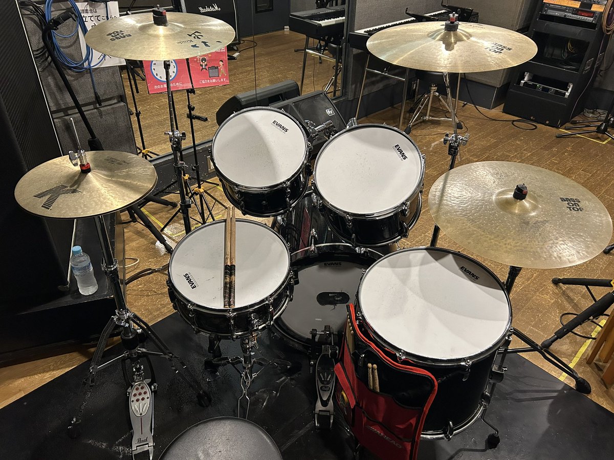 fp_710's tweet photo. 半年ぶりのスタジオ楽しかった♪🤣👍🥁
#BassOnTop https://t.co/WEuFsxeBxK