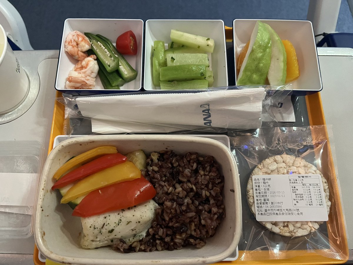 koya36271's tweet photo. 台北→羽田の機内食は、初めて栄養バランスの良いDBMLにしてみました🍽️
お昼がっつり食べていたので量はちょうど良かったんですが、健康的なのは嬉しいけど味がなんとなく物足りなくて…😅
短距離路線乗る時はいろいろ試してみたいと思います 笑
#機内食 #DBML #台湾出張 #ANA https://t.co/NtJMIS4TW3