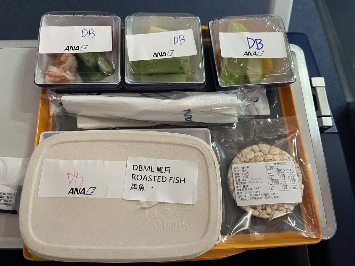 koya36271's tweet photo. 台北→羽田の機内食は、初めて栄養バランスの良いDBMLにしてみました🍽️
お昼がっつり食べていたので量はちょうど良かったんですが、健康的なのは嬉しいけど味がなんとなく物足りなくて…😅
短距離路線乗る時はいろいろ試してみたいと思います 笑
#機内食 #DBML #台湾出張 #ANA https://t.co/NtJMIS4TW3