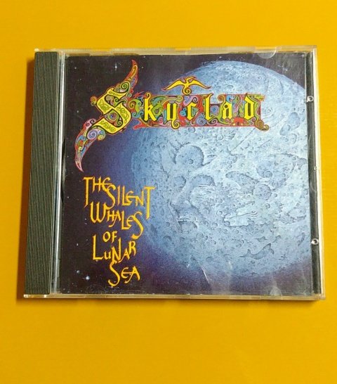 MarginalM46900's tweet photo. Skyclad - The Silent Whales of Lunar Seaを。英国ヘヴィメタル、95年の5th。S.ラムゼイのリフの鋭さとソロが少しアイオミぽいこのバランスが好み。フィドルを導入しケルト/アイリッシュ音楽+根っこにNWOBHMがあるという二つの伝統の融合が個性で後続との違いか。一周回ってマイブームきたかな。 https://t.co/TemV4x9Aic