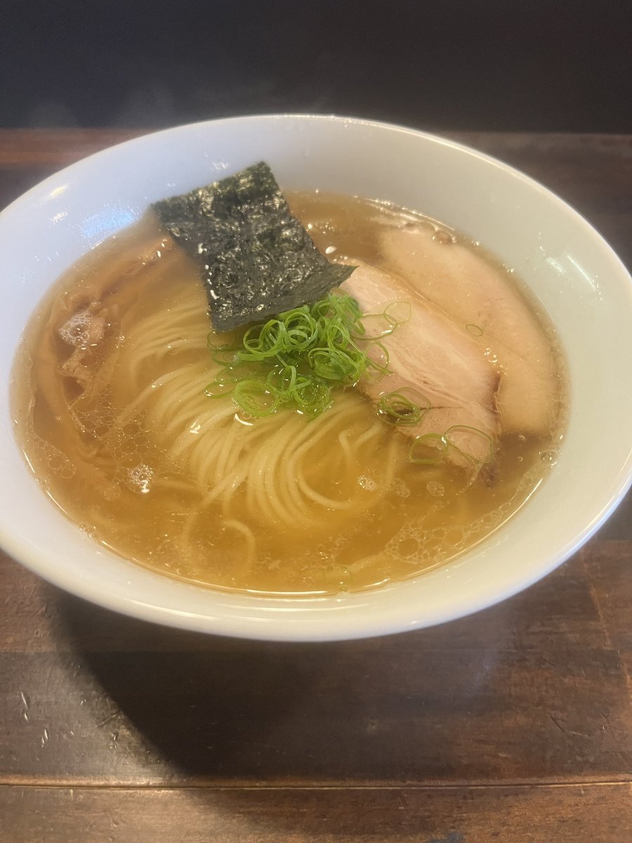 ryo_kulusu's tweet photo. 渡辺さんのXで気になっていたけど1国沿いでなかなか足が進まなかった「カミカゼ」へ
塩ラーメンすごく美味しかった…
チャーシュー食べた後に周りがチャーシューご飯頼んでいた事も納得。醤油も出ていたからまた足を伸ばして食べに行く。 https://t.co/TEqQAO0exH