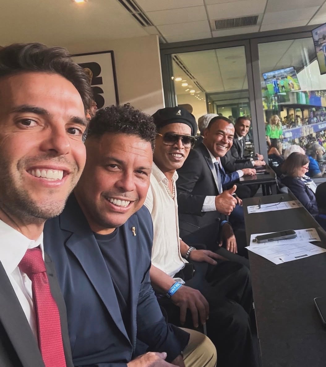 theMadridZone's tweet photo. 📸 Kaka, Ronaldo Nazario, Ronaldinho and Cafu at Brazil’s game. 🇧🇷 https://t.co/avSBAWFwuV