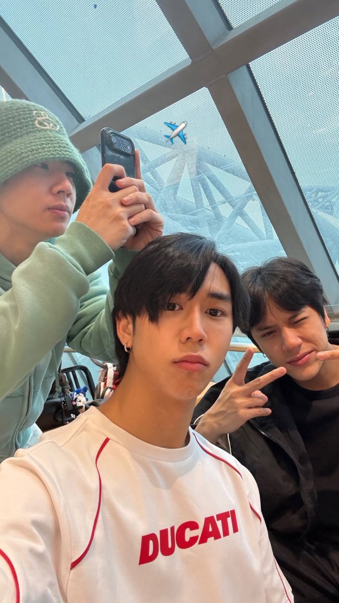 offgun_family's tweet photo. เช็คอินก่อนบิน✈️💘
@off_tumcial @AtthaphanP 

📸 IGs : louis_thanawin

#ออฟกัน #OffGun https://t.co/G3dEcXy3lt