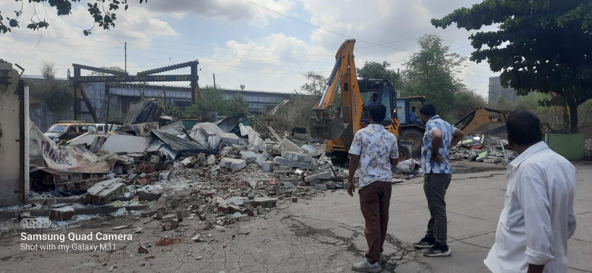 drmmumbaicr's tweet photo. Unauthorised encroachments of 15 shops at Somathane station (near Panvel) area Railway land near Pune highway has been demolished. 1961 Sq. Mtr encroached area has been cleared. https://t.co/tMNb4IWKzW