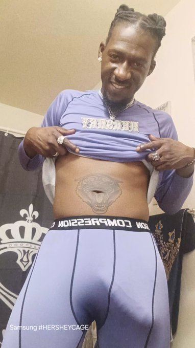 HersheyCage💯🍫🍆 - 1 pic. This is the dick you get before you it turns into a hammer 🔨 https://t.co/afsxbU19yb