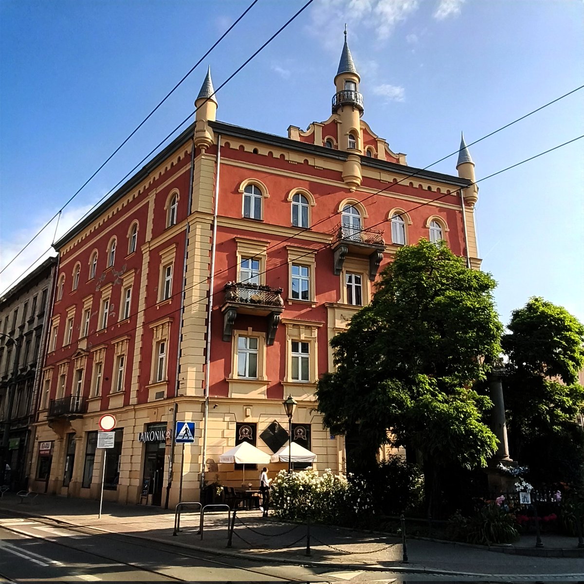 PKoslex's tweet photo. U zbiegu ulic Długiej i Pędzichów położona jest jedna z najbardziej niezwykłych kamienic w Krakowie - tzw. DOM TURECKI. Na pocz. XX w. budynkowi nadano charakterystyczną, orientalną formę. Wieżyczki przypominające minarety, dekoracyjne detale i półksiężyc na szczycie sprawiają, że kamienica wygląda jak mały fragment Orientu przeniesiony na krakowski Kleparz.
@krakow_pl