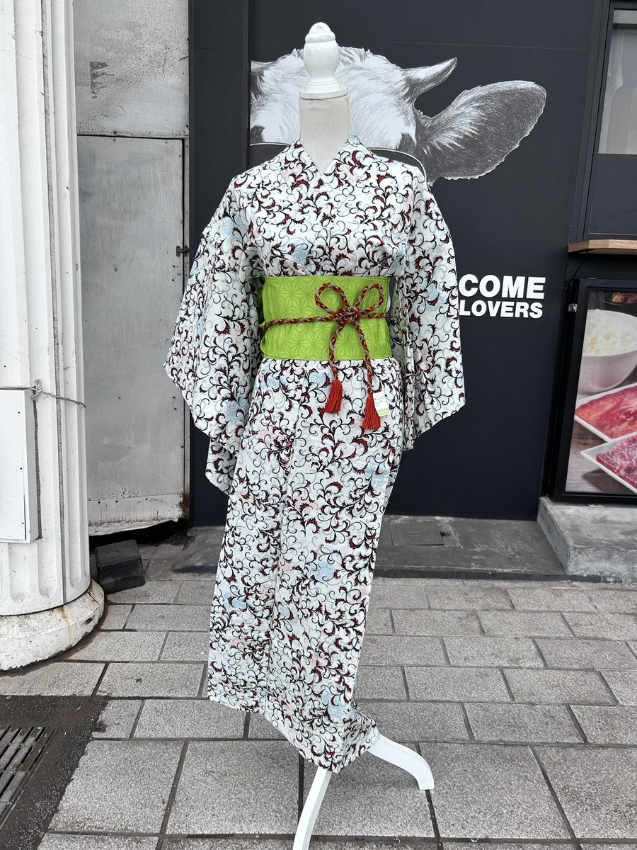 kimonohakoya's tweet photo. 葉狐屋の看板娘　花子です。

浴衣　1,500円
半幅帯　1,000円
帯締　800円

白地に細い唐草模様の浴衣がゴシック風味で良き🩷

#花子着物スタイル 
#葉狐屋
#浴衣 https://t.co/F9IGgfLYy9