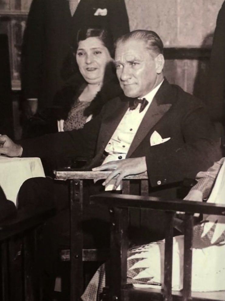 TarihteOan's tweet photo. 100 yıl önce; Mustafa Kemal Atatürk, İzmir gezisini izleyen Anadolu Ajansı’na o ünlü sözünün söylediği demeci verdi: 

 “Benim naçiz vücudum bir gün elbet toprak olacaktır. Fakat Türkiye Cumhuriyeti ilelebet payidar kalacaktır.” https://t.co/v4Vy5YZm1V