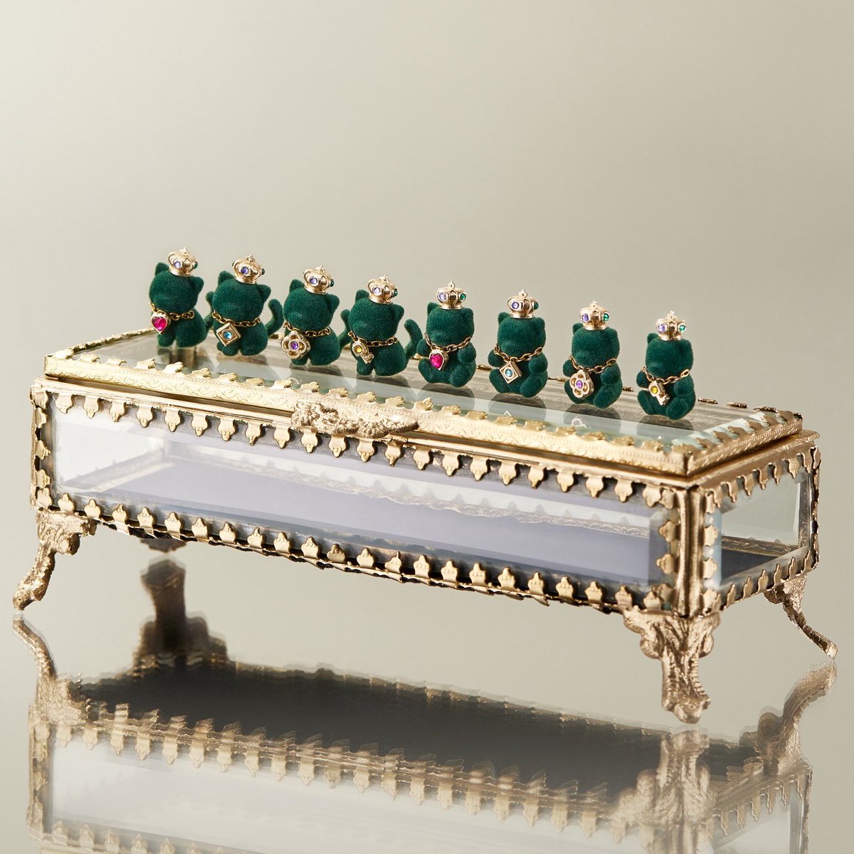 aoyama_decarbo's tweet photo. オーバル型の缶用アクセサリーケースは、6月26日（金）発売予定です。一つひとつ手作業で制作いたしました👑
おまけの『ネコの宝石』は、小さなミニチュアサイズにこだわって制作しており、アクセサリーパーツとしてもお使いいただけます。
ピアスやヘアクリップ、香水瓶のチャームなど様々なアレンジをお楽しみいただけます🐈