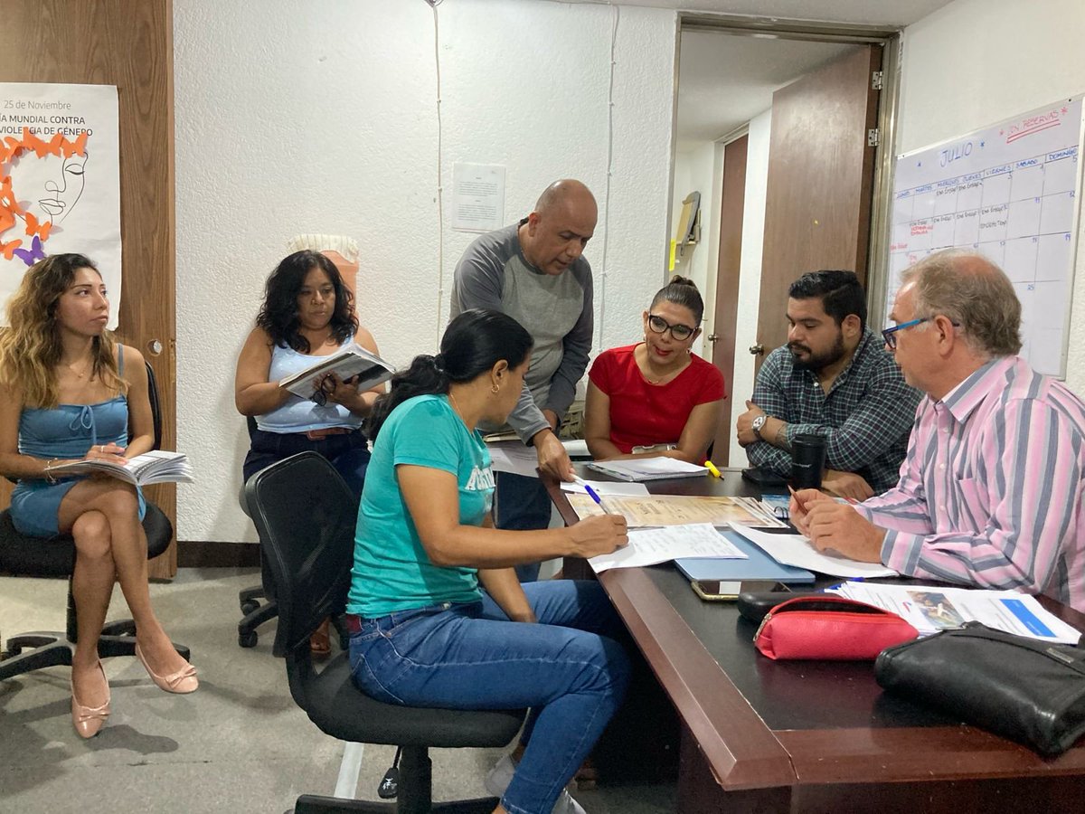 OFAcapulco's tweet photo. La mañana de este viernes, el Director General de la Orquesta Filarmónica de Acapulco, Mtro. Bartholomeus Henri Van de Velde, y el Director de Administración, Lic. Alejandro Juárez Díaz, encabezaron una reunión de trabajo con el personal administrativo...

1/3 https://t.co/yqe5ULOHVU