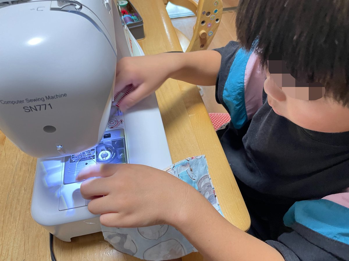 85tencom's tweet photo. あっという間にお昼ですね！
トマトとシラスのパスタを作っています👍小3息子はミシンで何か作っています。 https://t.co/tjinL9PfXN