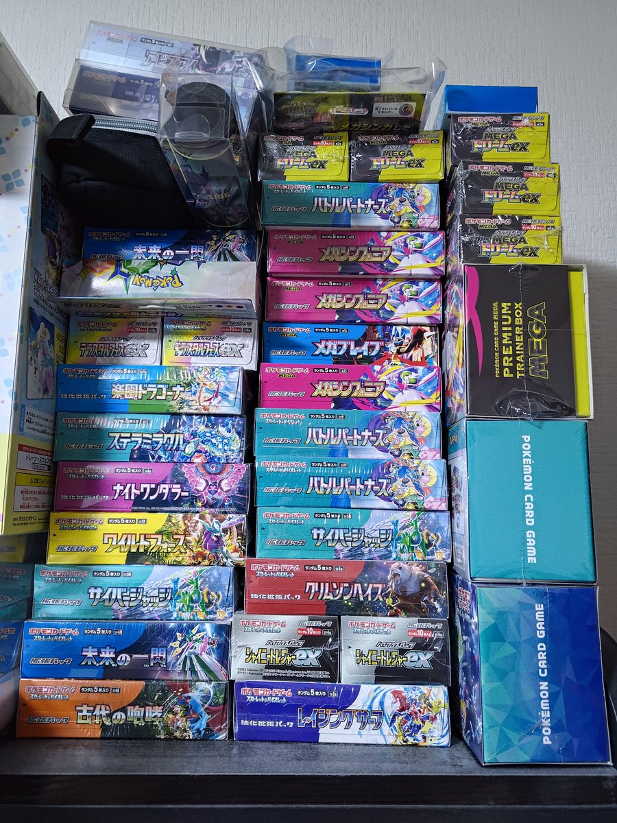 shido01's tweet photo. コンテナケース買ったからデスク上に山積みになってたポケカの未開封ボックス収納した。でもまだコンテナ1、2個分ぐらいダンボールから出してないののがある。 https://t.co/Hx59VKaHPE