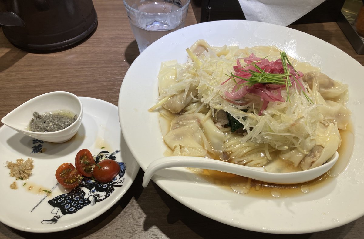 niku32's tweet photo. 麺屋武蔵 武仁
夏季限定 伊吹いりこと葱雲呑の冷やし油ぁ〜麺
蒸し蒸しする中誘い合わせて🚶
葱と生姜の細切りに下からメンマ、レン草、焼豚登場
紫玉葱と芽ネギに別皿の煮干ペースト、トマトに山ワサビの味変満載😆
冷たく締まった麺にさっぱり醤油ダレ
これ美味いわ😋ペロリ完飲
ごちそうさまでした https://t.co/4YizLF6084