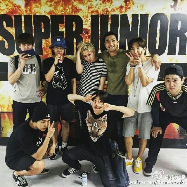 nicefoodfighter's tweet photo. 데빌감성 단체샷 영원히사랑함
사실 흑발로복귀한애송이형이너무좋앗어요..... https://t.co/0kcypHzBaG