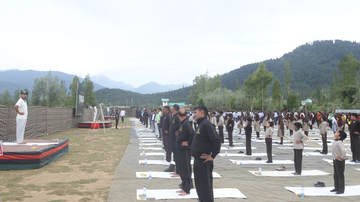 kupwarasentinel's tweet photo. #IndianArmy celebrated International Yoga Day 2026 at Panzgam ALG under the guidance of certified yoga instructors, promoting health, fitness and mental well-being.

Troops, school students, NCC cadets, and government officials came together to practise yoga and experience its physical and mental benefits.

The event encouraged everyone to make yoga a part of daily life for a healthier, balanced and stress-free future.

#IndianArmy نے صحت، تندرستی اور ذہنی تندرستی کو فروغ دیتے ہوئے، تصدیق شدہ یوگا انسٹرکٹرز کی رہنمائی میں Panzgam ALG میں بین الاقوامی یوگا ڈے 2026 منایا۔

فوجی، اسکول کے طلباء، این سی سی کیڈٹس، اور سرکاری اہلکار یوگا کی مشق کرنے اور اس کے جسمانی اور ذہنی فوائد کا تجربہ کرنے کے لیے اکٹھے ہوئے۔

اس تقریب نے ہر ایک کو صحت مند، متوازن اور تناؤ سے پاک مستقبل کے لیے یوگا کو روزمرہ کی زندگی کا حصہ بنانے کی ترغیب دی۔

#InternationalYogaDay
#HealthyNation 
#WellnessForAll 
#YogaLifestyle