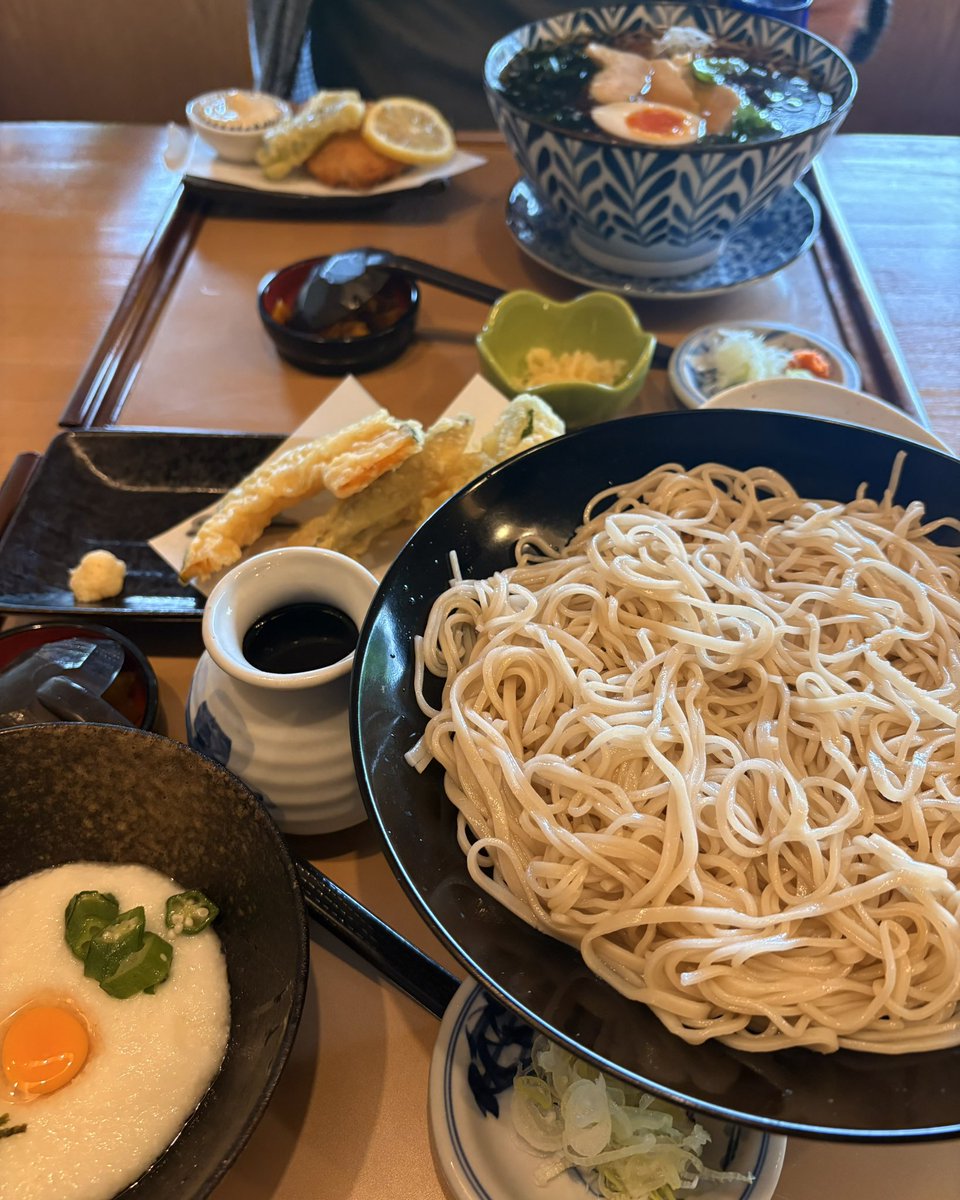 cac6abril's tweet photo. 20℃☁️

気温が低めの割に空気がまとわりつく感じ…と思ったら、ようやく梅雨入りの模様☂️
そして、お昼ごはんはお蕎麦屋さんへ🫃 https://t.co/9A9GsrquOW