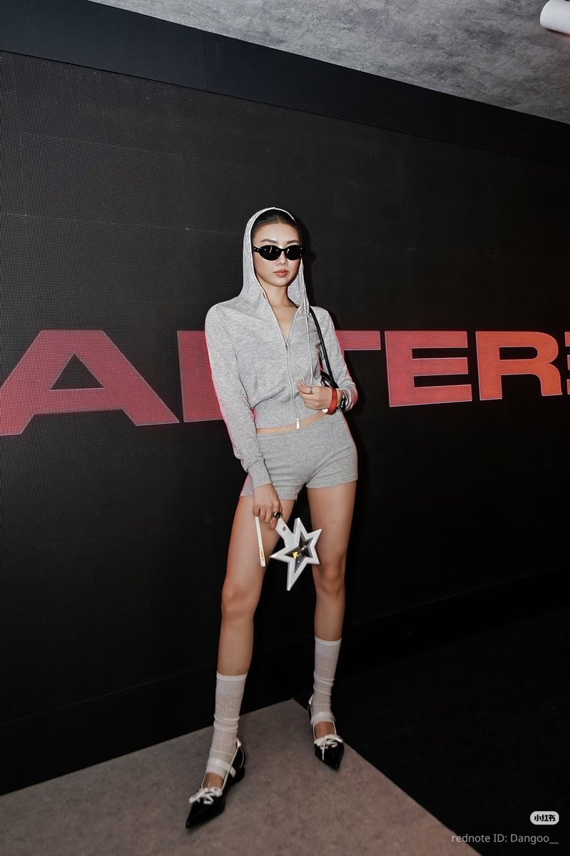 LittleTouchLisa's tweet photo. คนเก๋ๆ เริสๆ เป็นเมนลิซ่านะค้าบบบ พี่สาวจีนถ่ายรูปเทสดีมาก
#LISA #ALTEREGO
#LISAxAlterEgo
#AlterEgoPopup
#AlterEgo_SHANGHAI https://t.co/rHpv0k2ZW6