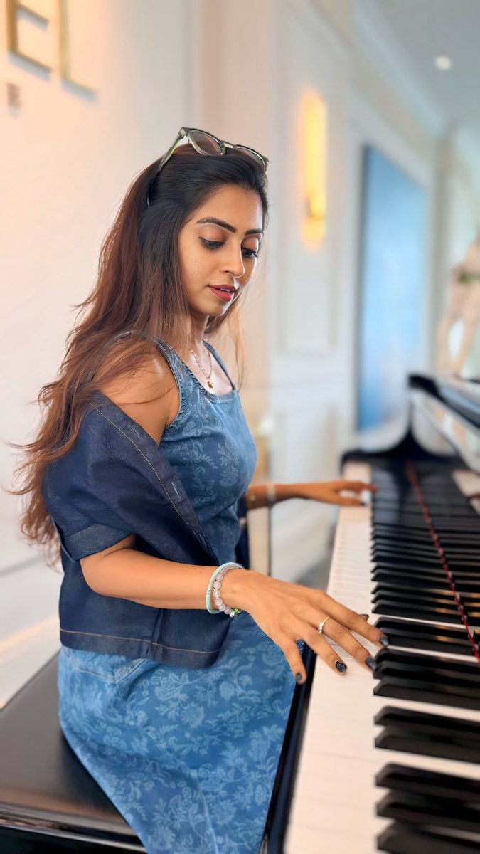 Gkuhasini's tweet photo. Some days, only the piano understands. 

piano girl, side profile, music mood, cinematic portrait, brown hair, elegant aesthetic, hotel lobby, soft lighting https://t.co/FbabgL3kfZ