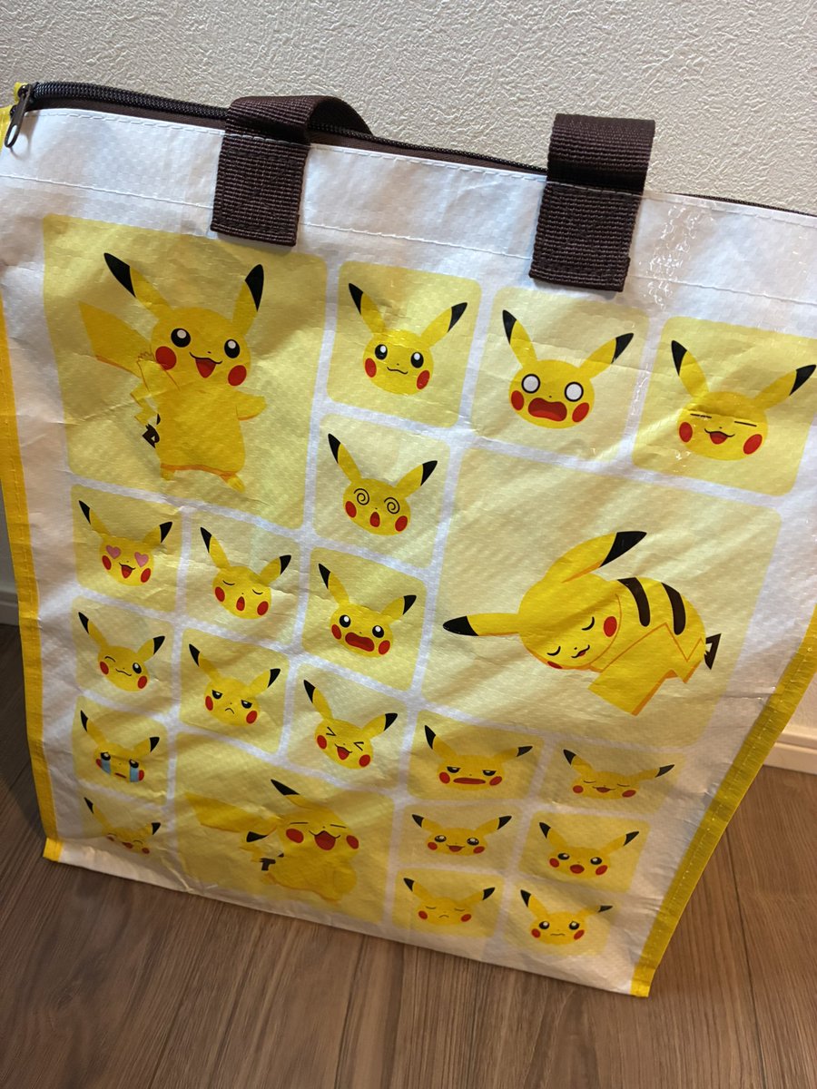 satoshi0101j's tweet photo. 出張所テンアゲ　スペシャルバックも残り3つくらいでギリゲット❤️

そしてガチャガチャ、ジョーシン、ドーナツなどで混雑の中聞こえた恐怖の会話

【イオンてなんか怖くなったね】

警備員さんも【ドーナツで怪我人なんか出しちゃいけませんよ！！！】

と、現場からは以上。笑 https://t.co/2okZuYlcxs