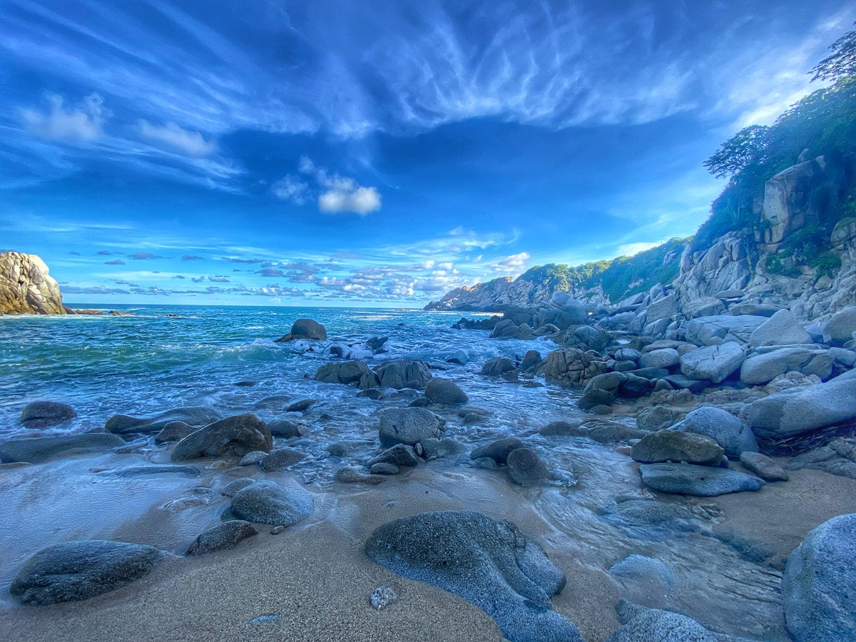 AnickGa's tweet photo. A veces se me olvida que vivo bien cerquita de este pedacito de paraíso , procuraré que no ocurra más 🤩 
Huatulco mai love 🤩 https://t.co/G2J6jzoRap