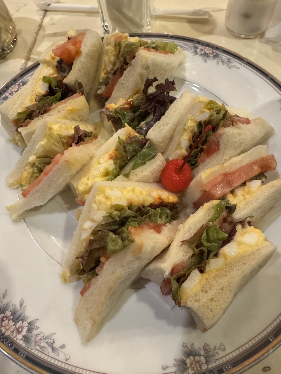 YY84shuffle's tweet photo. 比較的近かったので昼ごはんに
パーティーみたいなサンドウィッチ出てきて良かった https://t.co/LBPBObXqeA
