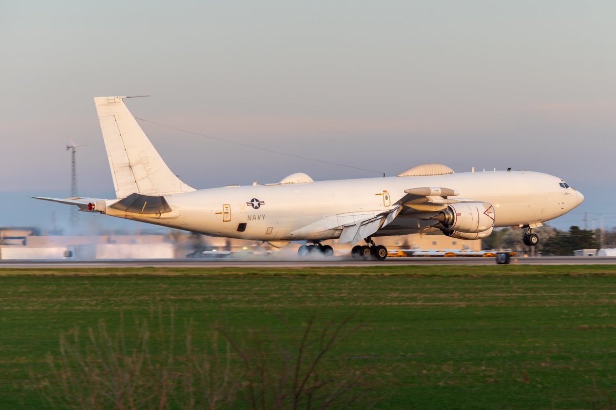 Edwin_SextonWx's tweet photo. E6 randomly appearing in the pattern at SLN at sunset during the Jaded Thunder exercise 
3.28.2025 https://t.co/nlIyy1KusM