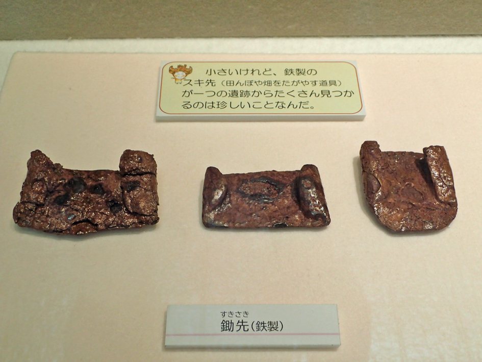 niigata_maibun's tweet photo. 企画展「新潟県埋蔵文化財センター開館30周年記念―地域に開いた歴史の扉―」の展示遺物をご紹介。上越市にある弥生時代後期の高地性環濠集落、裏山（うらやま）遺跡の鉄製品。鋤先が多い点は、北陸全域でも特異です。
#弥生　#高地性環濠集落　#鉄 https://t.co/EAkw3xZBFX