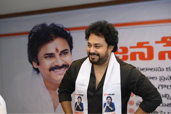 shogunreloaded's tweet photo. Telangana vyakte CM avutadu ani kalyan cheppina kuda @IAmTanishAlladi aney Andhra vyakti ee race lo mundu untadu ... Oka 16 years tarvata Telangana CM ✅ https://t.co/qZnCZlZjH0