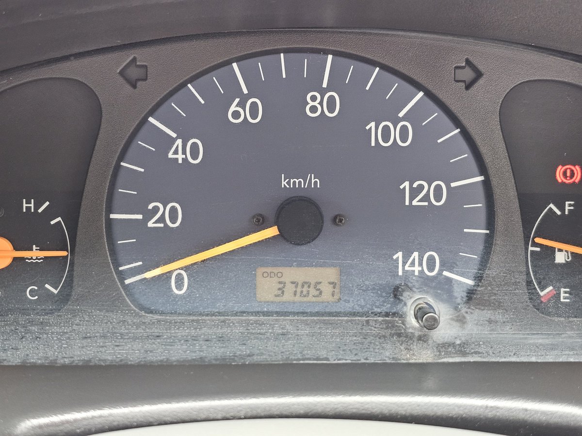 MBRS142's tweet photo. HA12V アルトバン
走行3.7万キロ（低走行！）
４速マニュアル
エアコン付き（良く効きます）
パワステ無し

４速マニュアル、パワステレス、必要なものまで削ぎ落とした超軽量マシン入庫しました。エアコン付きなので安心です（良く効きます）

しばきましたがこれは楽しい〜。重ステはしばいた時にタイヤのダイレクト感を感じます。
調子もすごくいいです。エンジンミッションクラッチ良好。下回りも綺麗です。ボディ、足回りもしっかりしてます。内装もそれなりですが掃除すれば綺麗になりそう。

外装は、まぁシナシナですがボコボコではない。

現状引き渡し２２万円
車検引き渡し２８万円