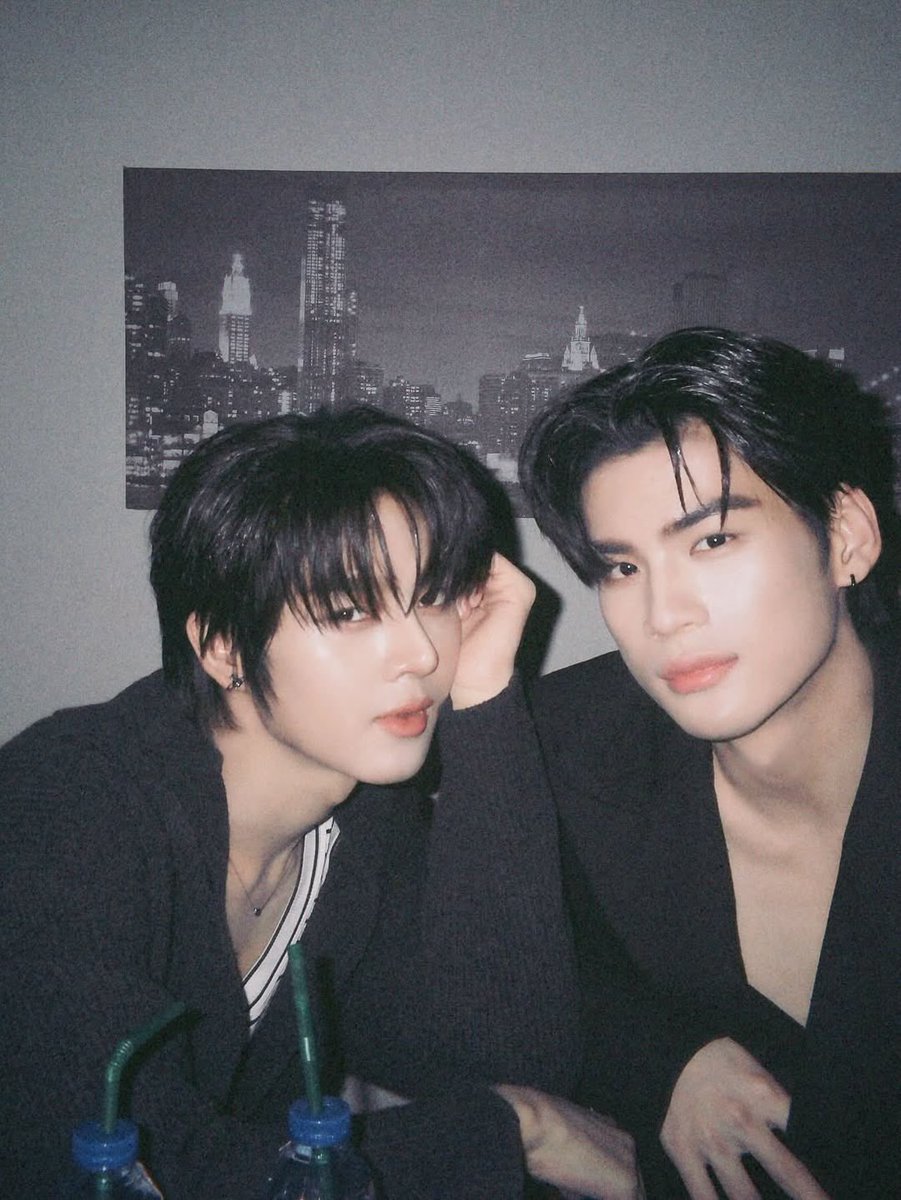 mypnqiy's tweet photo. ถึงอัยม๋า 🐺 กับยัยจิ๊บเร้ก 🐣🤏🏻

     ทุกสิ่งที่เกิดขึ้นในตอนนี้ อาจจะรวดเร็วและถาโถมจนตั้งตัวไม่ทัน ไม่ว่าจะเป็นเรื่องที่ดีหรือความท้าทายใด ๆ แต่สิ่งที่อยากให้ทั้งสองคนมั่นใจไว้เสมอคือ ตั้งแต่วินาทีแรกจนถึงตอนนี้ พวกเราไม่เคยมีแม้แต่เสี้ยวนาทีเดียวที่จะไม่เชื่อใจหรือไม่ไว้ใจในตัวนอร์ทและอ๊อตโต้เลย

     ถึงแม้ว่าสถานการณ์ในตอนนี้จะยากลำบาก แต่เราเชื่อมั่นว่านี่จะเป็นบทเรียนและการเติบโตที่คุ้มค่าที่สุด ปลายทางของเส้นทางนี้อาจจะไม่ง่าย เพราะมีอีกหลายคนที่เฝ้ามองและคาดหวัง แต่พวกเราไม่เคยนึกหวั่นใจเลย เพราะที่ผ่านมานอร์ทและอ๊อตโต้ได้พิสูจน์ให้เห็นถึงความตั้งใจจริงมาโดยตลอด

     ขอเป็นกำลังใจและพร้อมที่จะก้าวเดินไปบนเส้นทางที่ยากลำบากไปด้วยกัน เส้นทางนี้อาจจะอีกยาวไกล แต่พวกเราจะคอยซัพพอร์ตและปกป้องนอร์ทกับอ๊อตโต้จากบาดแผลที่อยู่รอบตัวเอง 

รักทั้งสองคนนะคับ 🩷🫶🏻

CHEERING FOR NORTHOTTO
#AlwaysBesideNorthOtto 

#Jaonorth #Ottoottoo #NorthOtto #นอร์ทอ๊อตโต้