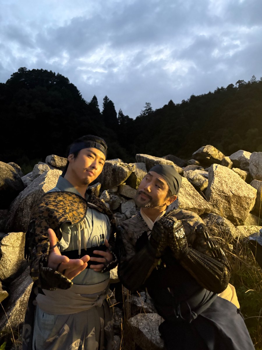 from1pro's tweet photo. \ 本木雅弘(メンズ・アート) オフショット📸 /

映画『#黒牢城』
初日舞台挨拶にご来場いただいた皆様、
ありがとうございました！

撮影時のオフショットをお届けします✨

映画『黒牢城』は全国公開中です🏯

#メンズ・アート
#本木雅弘
#COMETRUEnext
#河内大和 https://t.co/msxDnNi754