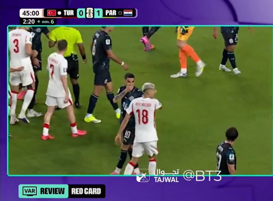 bt3's tweet photo. نحن نشهد التاريخ في كرة القدم..

لأول مرة في تاريخ اللعبة يتم طرد لاعب بسبب تغطية فمه أثناء حديثه مع لاعب آخر بعد حادثة بيرستاني مع فينيسيوس https://t.co/hztI1hJJe3