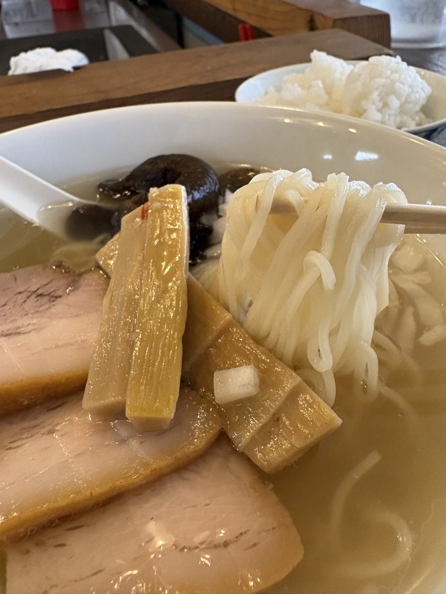 kunisadaisato's tweet photo. 三条市には、来るたびに店名が変わる不思議な店がある。今の店名はこれ。
ラーメンは抜群に美味い。
メンマは三条産。 https://t.co/m0Hq3EW8c5