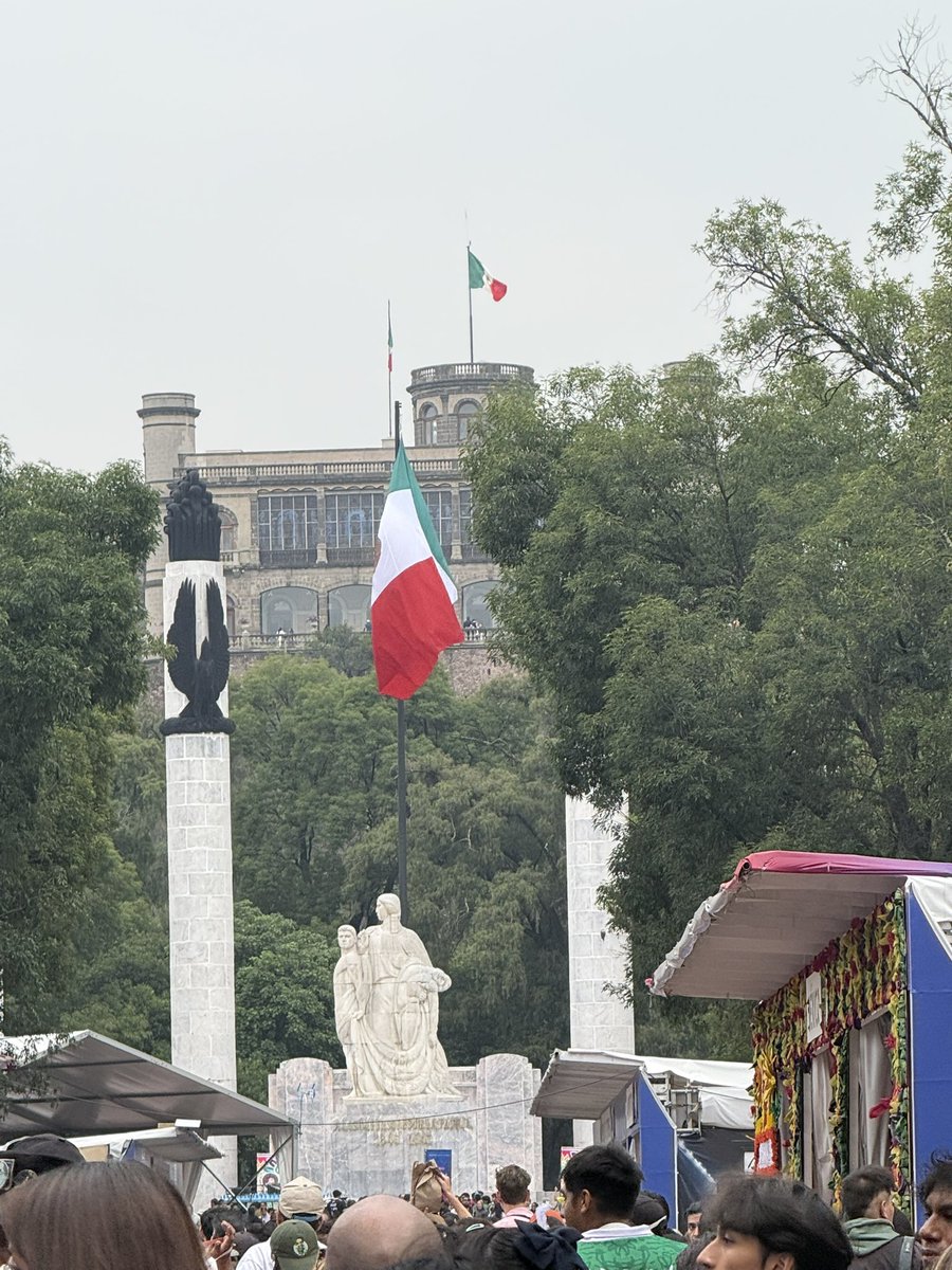 Escanmar's tweet photo. Bueno, como vivo en un cerro en CDMX dónde no se siente que haya mundial. Hoy me fui a dar una vuelta para disfrutar la alegría, energía poderosa que mueve el fut. https://t.co/O0QWTdfAcV