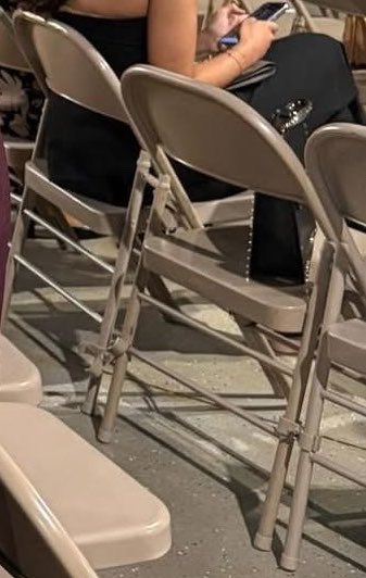 OhMissAle's tweet photo. Viendo video de las graduaciones de Vida Abundante me doy cuenta que esa escuela es el puro negocio. Los séniors pagan 10,000 cada uno y sus instalaciones son tan sencillas. Las sillas que usan, no adornan nada de acuerdo a la ocasión. https://t.co/U56BooECb7