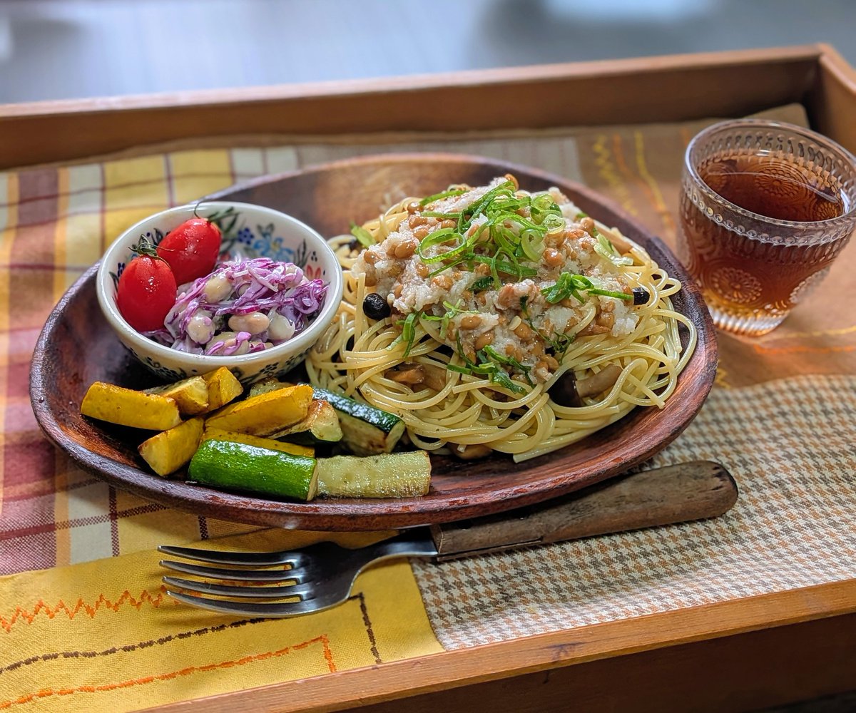 shanti_wave's tweet photo. おろし納豆パスタ(大根おろし、納豆、しめじ、ねぎ)、ズッキーニの素揚げ、サラダ(赤キャベツと大豆の豆乳マヨネーズ和え、トマト)、麦茶♪(#^^#)

#ヴィーガン #菜食 #おうちごはん https://t.co/lhwLoNHYbu
