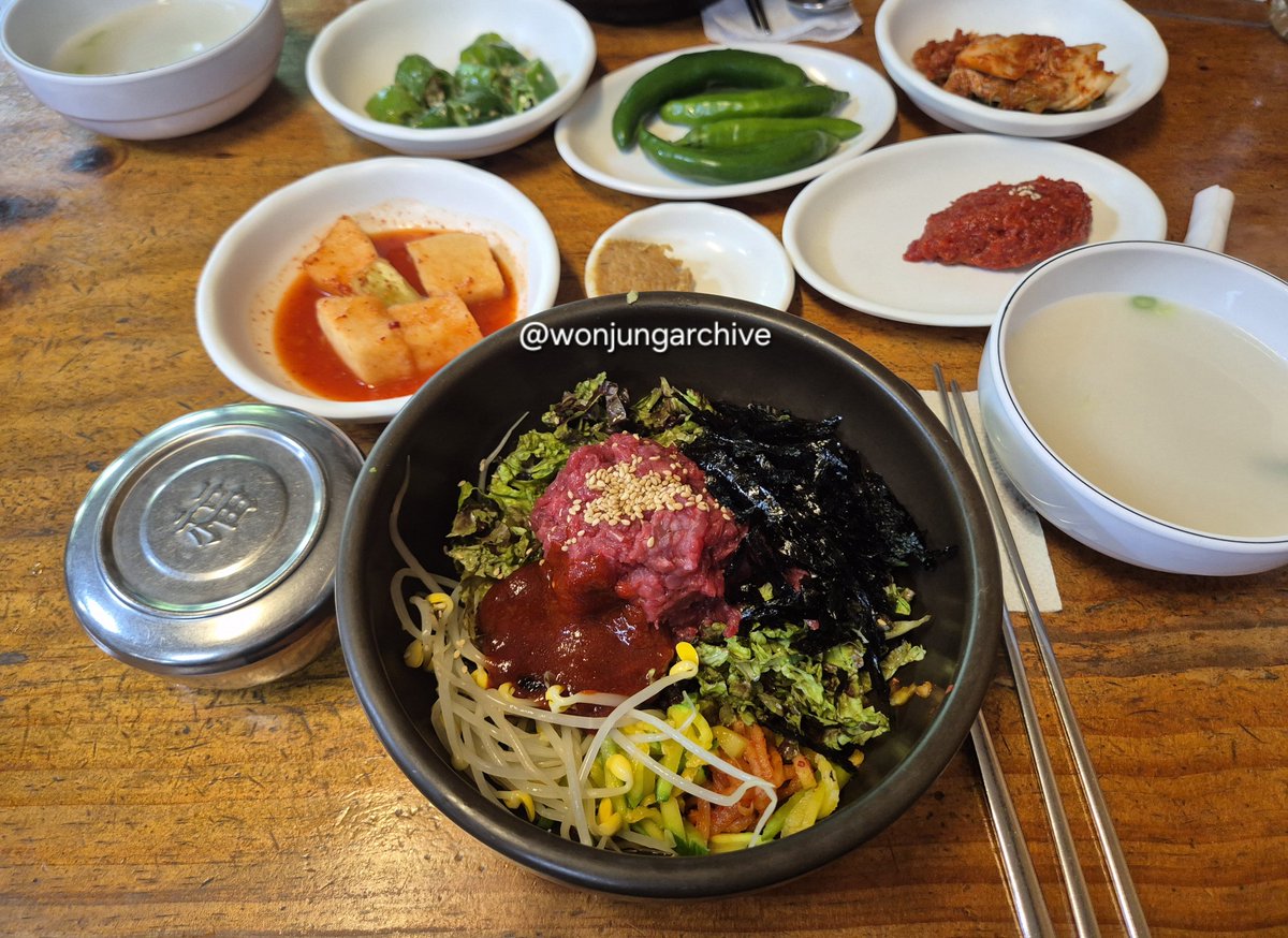 wonjungarchive's tweet photo. 📍밤실마을
광주 북구 밤실로 163-9
https://t.co/FYKTNwyEUJ

광주원정때 김원중 생고기비빔밥 먹고갔다해서 먹었는데 첨 먹어보는데 맛있었음 반찬 저 빨간것도 생고기
다음엔 갈비탕도 같이 먹어볼거임 양 많음
사장님이 원중이왔네 하고 반겨주셨단거보면 자주 가나봐 현도훈이랑 밥먹으러왔다고 https://t.co/rUCdbH4c70