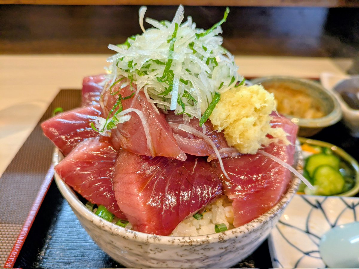 neeet365's tweet photo. むさしや　カツオ丼
厚切りのカツオを沢山食べれて大満足です https://t.co/Ebe8lgSBUH