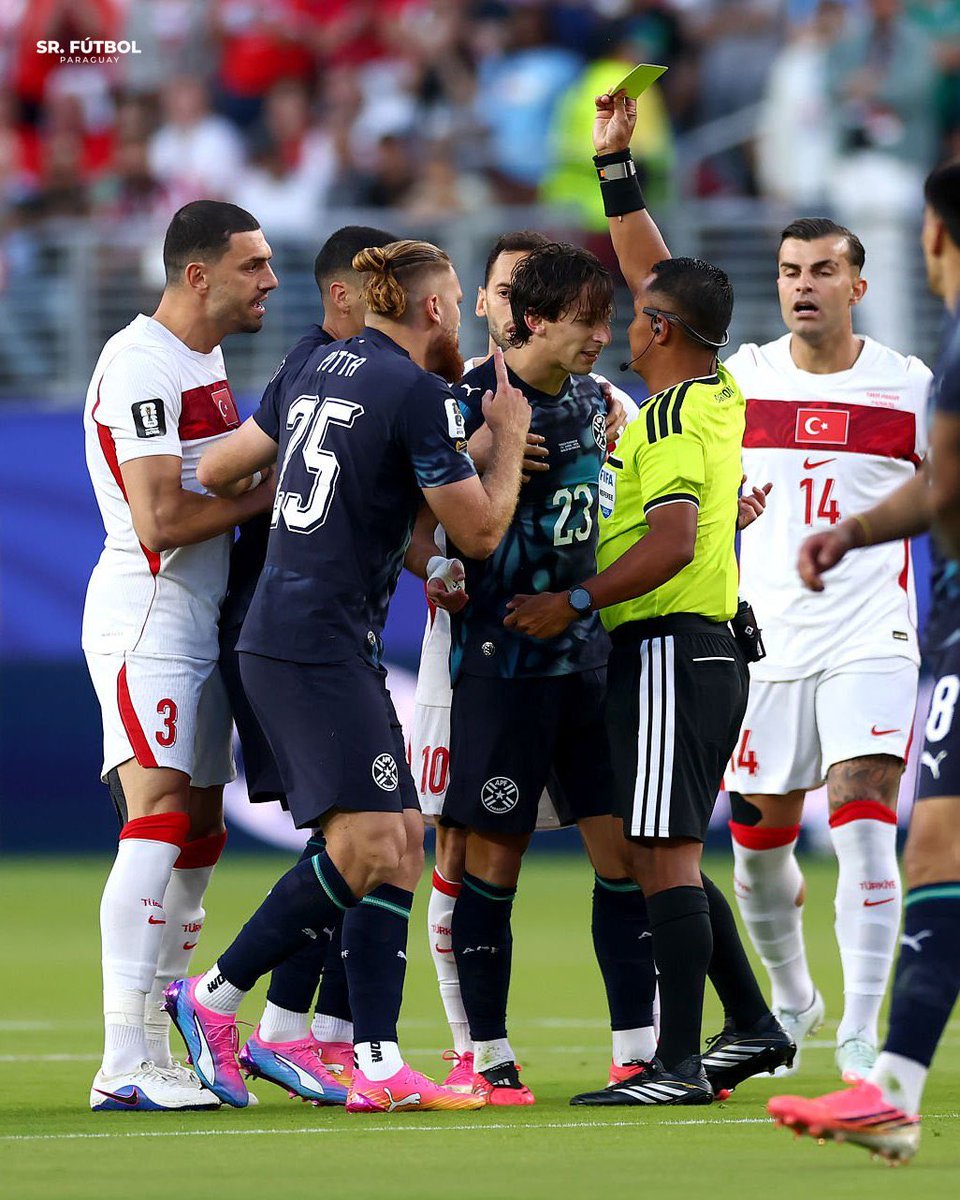 jeon_glden's tweet photo. DIOSSS MUO COMO MATIAS LE ENCARA AL ARBITRO TODA TODISIMAA HACELO MIERDA https://t.co/ZWr75M40Vp