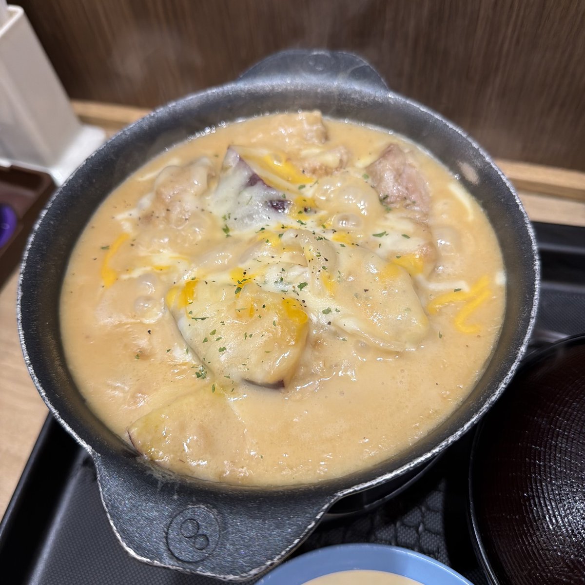 coofy0's tweet photo. 松屋、懐かしアニソンばっかり掛けてるなぁ…。今日はオレンジミステリー。😊

松屋の番組とクロスフェードで掛かってるの、何処の有線のチャンネルなんだろ https://t.co/zKQsA9y4uS