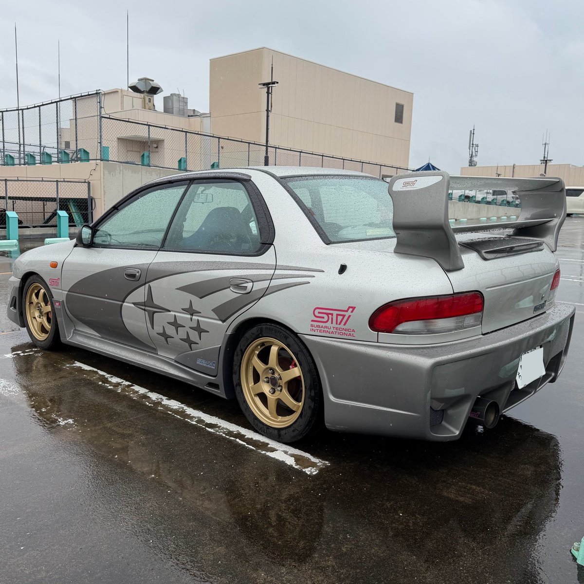 BOXER_GrA_GC8's tweet photo. #スバル車維持活中
#S201
#STI
#インプレッサ
#銀婚式
#結婚25周年
今日は結婚25周年の銀婚式の日になります。
あっという間の25年だったと振り返ると共に
楽しい時間を過ごすことができた、奥さんと子供たちには感謝しかありません。
家族での夜の食事会まで、子供達は学習塾に、奥さんは美容室に出掛けてしまい、私は時間が空いているので、銀婚式なので銀色の車でドライブを満喫しています。
IMPREZA S201 STI Version
アークティックシルバーメタリック
GC8G型 2000年 300台限定 300馬力