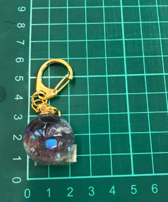cocorety45's tweet photo. キーホルダー　「輝やく宇宙玉キーホルダー」NO.4478で検索

「夜空を閉じ込めた、輝く宇宙玉。
あなたの鍵に、星の煌めきを。✨」￥2,000 https://t.co/EWeDDbfwkP