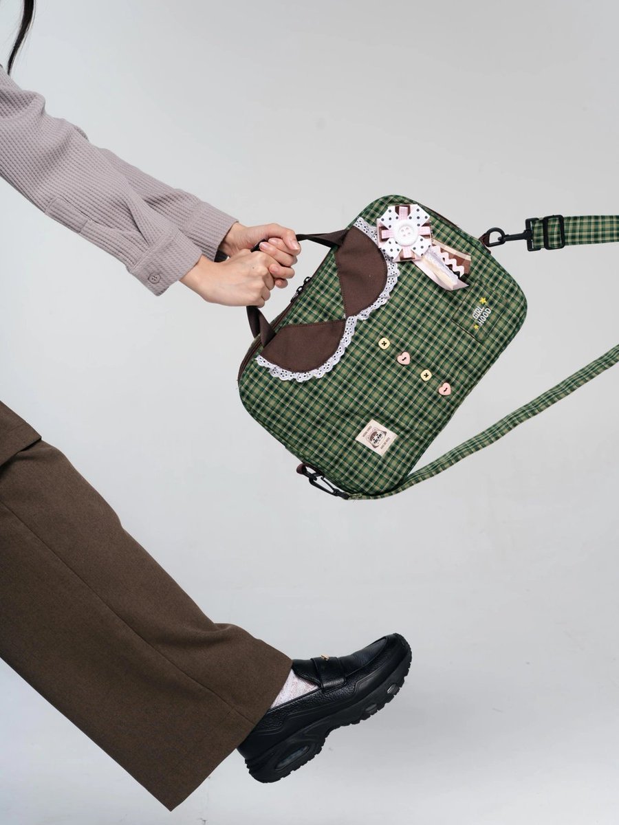 mieyasmie's tweet photo. LOCAL PRODUCT INI JUARA BIKIN PRODUK SUPER LUCU. kaya liat aja ini bentuk laptop bag nya kaya kemeja yang ada kerah &amp; pocket kecil. terus detail lace bikin makin lucu https://t.co/qUmRcYBzmg
