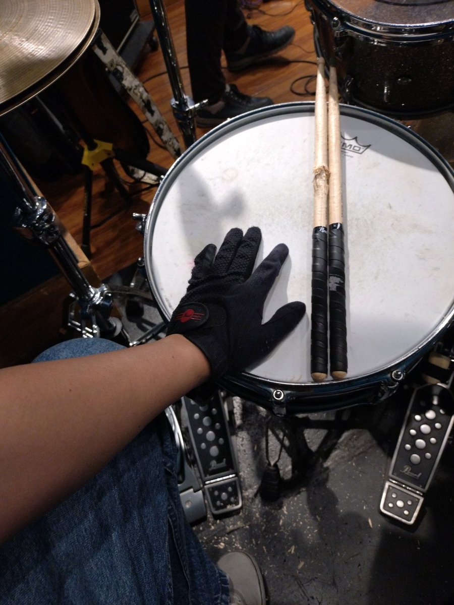 Mirosband's tweet photo. 明日のライブのために練習、、、
なんせリーダーが
セットリストに
3曲も新曲を入れたので
必死です笑
出番は19:10〜
代々木でお待ちしておりまーす♪
@Yoyogi_Barbara https://t.co/vEYErevnp5