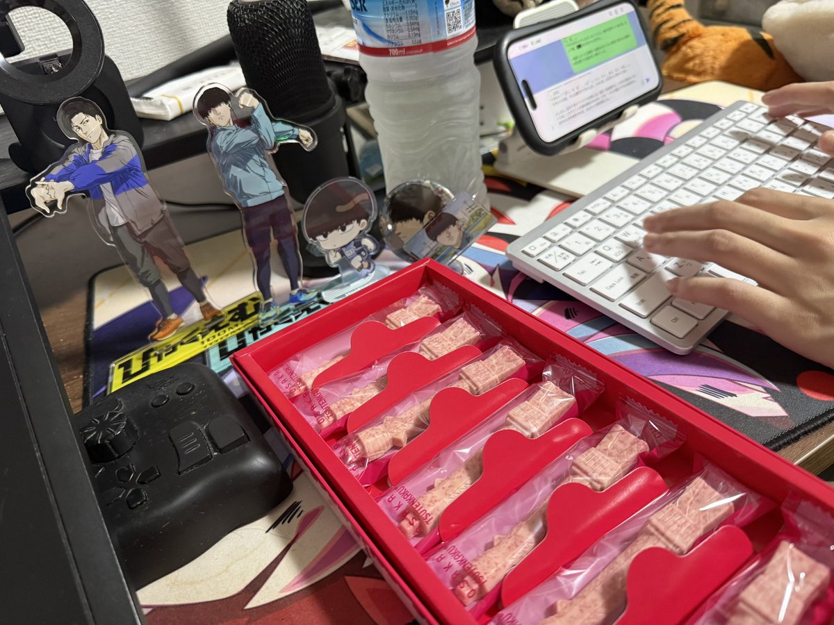 ぶっコピさんからいただいた大阪土産食べながら作業ガンバテルヨォ