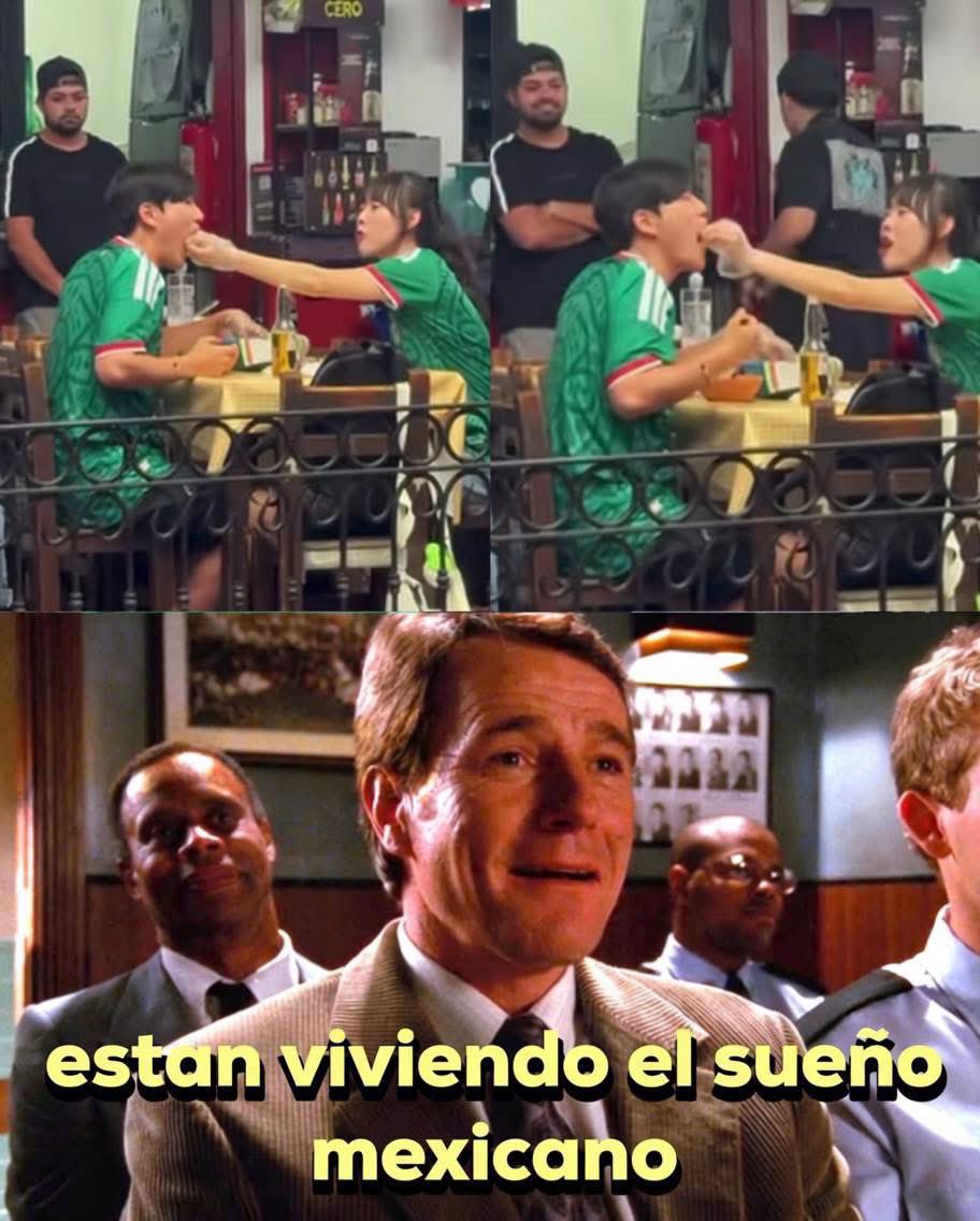 elduuuui's tweet photo. UNOS COREANOS VIVIENDO EL SUEÑO MEXICANO 😂

Un vídeo se volvió viral en donde una parejita coreana se encontraban muy felices en un puestecito de tacos en la CDMX.

Hay muchas cosas a resaltar… 
- Tenían la playera de la Selección Mexicana puesta.
- Usaban bolsas en las manos para agarrar los taquitos.
- La morra le daba el taquito a su vato en la boca.

Todas esas cosas en un solo vídeo en donde muchos quisieran ser ellos, pero ahí todos nos dimos cuenta de algo. Ellos realmente vivieron el sueño mexicano 🤭

¿Quién no sueña con estar con la persona que quieres en un puestecito de tacos comiendo bien agusto?