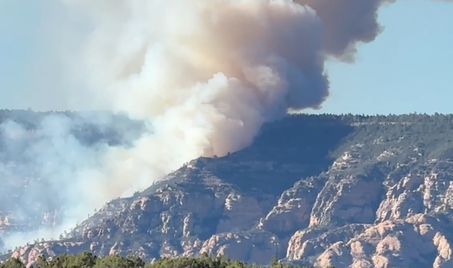 abc15's tweet photo. The Pocket Fire continues to burn near Sedona on Friday evening. Evacuation orders for visitors and residents continue in effect in Oak Creek Canyon between Sedona and Forest Highlands.  📷 Credit: Klaasjan Tucker https://t.co/CiUxt90w8h