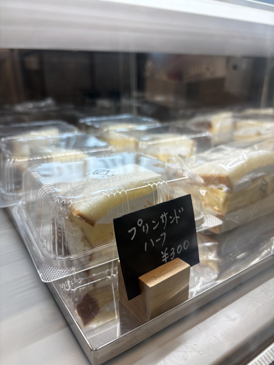 ibuki_ann's tweet photo. カフェのショーケースです☕️ https://t.co/hxClebPlVM