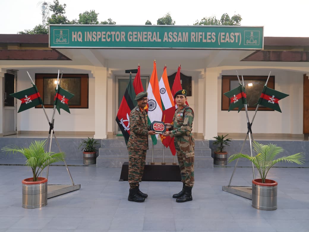 easterncomd's tweet photo. Lt Gen VMB Krishnan, #ArmyCdrEC, visited Headquarters Inspector General Assam Rifles (East) #IGAR to review the prevailing security situation and #OperationalReadiness in the #NorthEastIndia. 

#ArmyCdrEC lauded the unwavering commitment and professionalism of #AssamRifles in fostering trust among local communities while contributing to the region’s growth and stability

लेफ्टिनेंट जनरल वीएमबी कृष्णन, #आर्मी_कमांडर ,#पूर्वी_कमान ने मुख्यालय इंस्पेक्टर जनरल असम राइफल्स (पूर्व) #IGAR का दौरा कर #NorthEastIndia में मौजूदा सुरक्षा स्थिति और ऑपरेशनल तैयारियों की समीक्षा की।

#आर्मी_कमांडर ,#पूर्वी_कमान ने क्षेत्र में शांति और स्थिरता बनाए रखने, स्थानीय लोगों का विश्वास जीतने तथा विकास कार्यों में योगदान देने के लिए #AssamRifles के समर्पण और उत्कृष्ट कार्य की प्रशंसा की।

#भारतीय_सेना
#पूर्वी_कमान
#IndianArmy 
#EasternCommand 
#OperationalPreparedness 
#AssamRifles
#IGAREAST

@adgpi
@SpokespersonMoD
@HQ_IDS_India
@indiannavy
@IAF_MCC
@official_dgar
@ProDefKolkata
@IndiaCoastGuard
@HQ_DG_NCC
@EAC_IAF
@IN_EasternFleet
@IN_HQENC
@prodefgau
@Spearcorps 

Facebook - https://t.co/Gff3WnMWsj
Instagram - https://t.co/VtFYoEcQhI